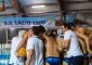 I biancocelesti superano 10-7 il Waterpolo Palermo e salgono al terzo posto. Piccionetti para tutto, […]